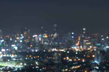 Bangkok, Tayland 'daki gökdelen binalarının soyut arkaplanı Bokeh, gece vakti bulanık fotoğraf. Şehir manzarası.