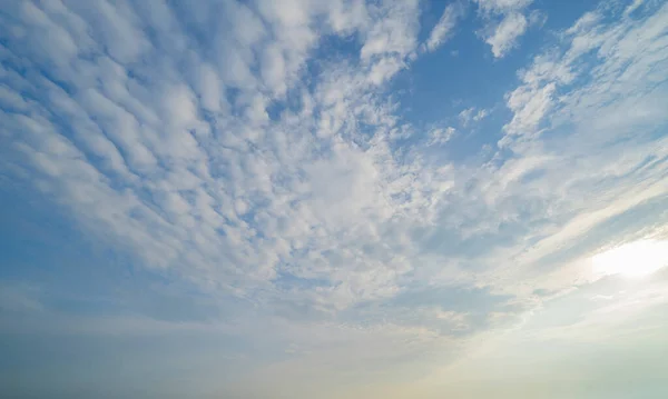 Чисте Блакитне Небо Білими Пухнастими Хмарами Опівдні Денний Час Абстрактний — стокове фото
