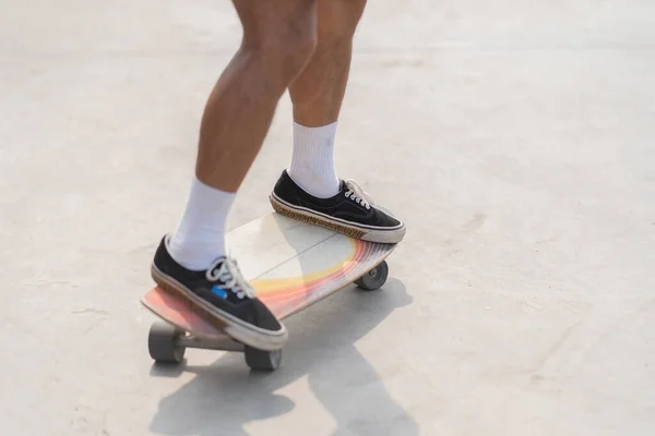 Hombre Pie Jugando Skate Barrer Vueltas Patín Surf Calle Carretera — Foto de Stock