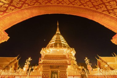 Phra Doi Suthep Tapınağı geceleri. Tayland mimari tapınağı altın kutsal tapınaklar dinsel, Kuzey Chiang Mai, Tayland.