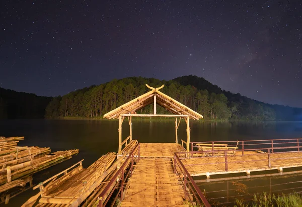 Dřevěný Vor Kajak Nebo Loď Řece Hvězdami Noci Národním Parku — Stock fotografie