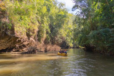 Gölde ya da nehir kıyısında rafting yapmak, parkta tekne kanalında kürek çekmek. Mae Sot, Tak, Tayland 'daki orman ağaçlarını gezmek. Doğa manzarası. Turist macera aktivitesi. Tatilde seyahat.