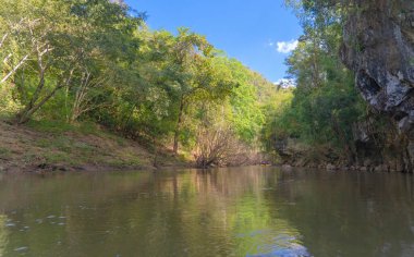 Gölde ya da nehir kıyısında rafting yapmak, parkta tekne kanalında kürek çekmek. Mae Sot, Tak, Tayland 'daki orman ağaçlarını gezmek. Doğa manzarası. Turist macera aktivitesi. Tatilde seyahat.