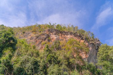Yaz mevsiminde Tak, Tayland 'da, tropikal ormanlardaki yeşil ağaçlar ulusal parktaki uçurumlar ve dağ tepeleri. Doğal manzara arka planı.