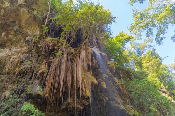 Cachoeira Com Estalactite Natural Estalagmite Penhasco Pedra Rocha Pendurar Teto — Fotografia de Stock