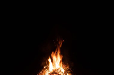 Kamp ateşi. Kırmızı şömine ve çerçeve yanan ahşap kömür ile siyah arka planda sıcak, sıcak ve duman vermek için.