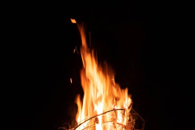 Kamp ateşi. Kırmızı şömine ve çerçeve yanan ahşap kömür ile siyah arka planda sıcak, sıcak ve duman vermek için.
