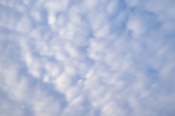 正午に白いふわふわの雲と澄んだ青い空 一日の時間 概要自然景観背景 — ストック写真