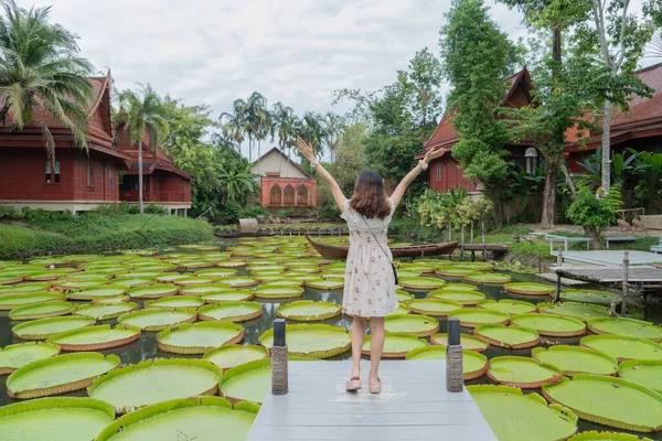 Turista Asiática Con Vestido Puente Madera Con Grandes Flores Loto — Foto de Stock