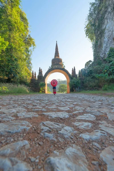 Mulher Tailandesa Segurando Guarda Chuva Andando Portão Templo Khao Nai — Fotografia de Stock