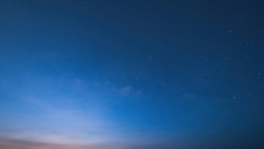 Güneş doğarken mavi gökyüzünde parlak yıldızlarla Samanyolu 'nu kapatın. Doğal evren uzay manzarası arka planı. Bu galaksi bizim güneş sistemimizi içerir.