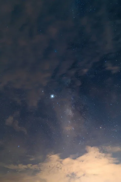Близько Молочного Шляху Яскравими Зірками Блакитному Небі Вночі Натуральний Всесвіт — стокове фото