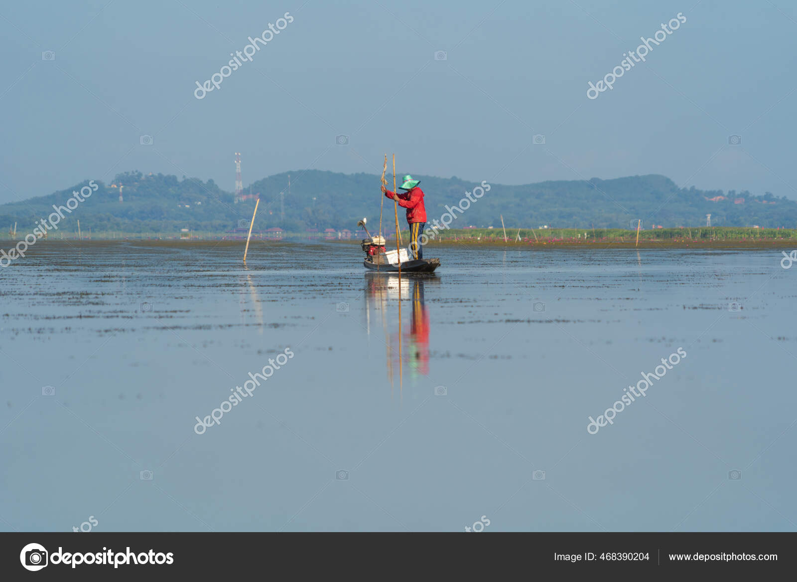 Fisherman Casting Throwing Net Catching Freshwater Fish Nature