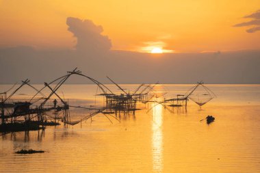 Gün batımında Canel, Lake veya River 'da yerel balıkçı tuzağı. Pak Pha, Phattalung, Tayland 'da doğa balıkçılığı ve balıkçılık aletleri. Hayvancılık çiftçiliği..