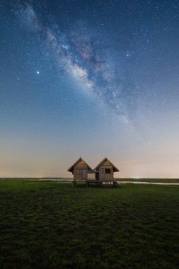 Ekachai Köprüsü 'ndeki İkiz Ev binası, geceleri Phatthalung' da Samanyolu ve yıldızlarla, Tayland. Tayland mimarisi turistik bölgede. Tatil konseptiyle seyahat etmek.