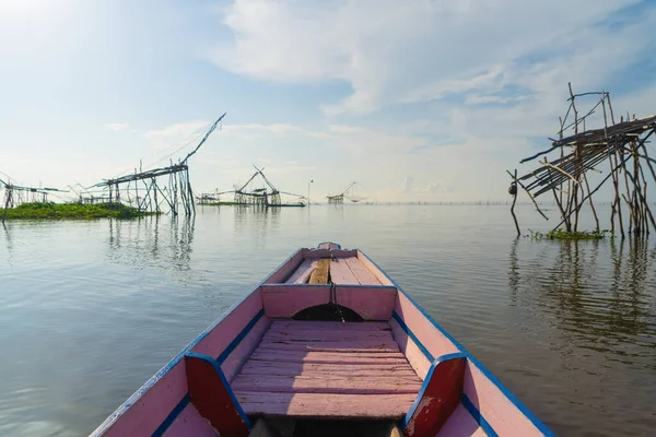 Segelboot Mit Lokalem Fischfangnetz Kanal See Oder Fluss Bei Sonnenuntergang — Stockfoto