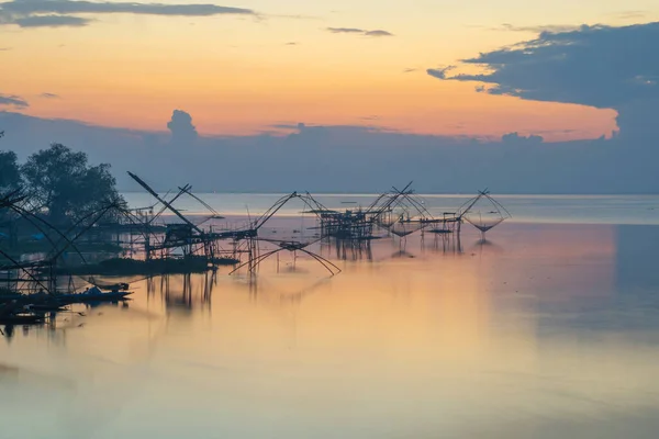 Místní Rybářská Síť Kanálu Jezeře Nebo Řece Při Západu Slunce — Stock fotografie
