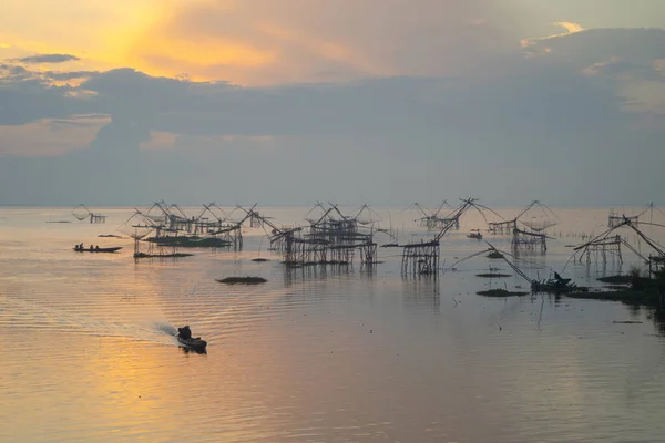 Místní Rybářská Síť Kanálu Jezeře Nebo Řece Při Západu Slunce — Stock fotografie