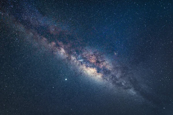 夜には青空に輝く星々とミルキーな道を閉じます 自然の宇宙空間の風景の背景 太陽系を含む銀河です — ストック写真