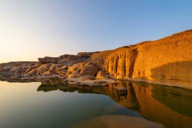 Sam Phan Bok, Ubon Ratchathani, Tayland. Mekong Nehri 'ndeki dağlık tepeli kuru kayalıklar. Doğa manzarası. Tayland 'ın Büyük Kanyonu.