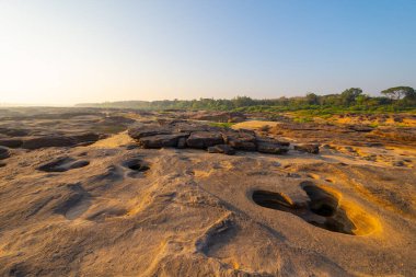 Sam Phan Bok, Ubon Ratchathani, Tayland. Mekong Nehri 'ndeki dağlık tepeli kuru kayalıklar. Doğa manzarası. Tayland 'ın Büyük Kanyonu.