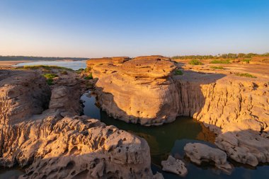Sam Phan Bok, Ubon Ratchathani, Tayland. Mekong Nehri 'ndeki dağlık tepeli kuru kayalıklar. Doğa manzarası. Tayland 'ın Büyük Kanyonu.