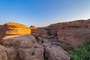 Sam Phan Bok, Ubon Ratchathani, Tayland. Mekong Nehri 'ndeki dağlık tepeli kuru kayalıklar. Doğa manzarası. Tayland 'ın Büyük Kanyonu.