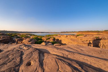 Sam Phan Bok, Ubon Ratchathani, Tayland. Mekong Nehri 'ndeki dağlık tepeli kuru kayalıklar. Doğa manzarası. Tayland 'ın Büyük Kanyonu.