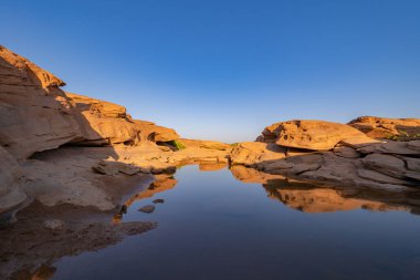 Sam Phan Bok, Ubon Ratchathani, Tayland. Mekong Nehri 'ndeki dağlık tepeli kuru kayalıklar. Doğa manzarası. Tayland 'ın Büyük Kanyonu.