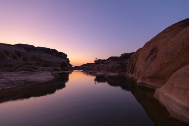 Sam Phan Bok, Ubon Ratchathani, Tayland. Mekong Nehri 'ndeki dağlık tepeli kuru kayalıklar. Doğa manzarası. Tayland 'ın Büyük Kanyonu.