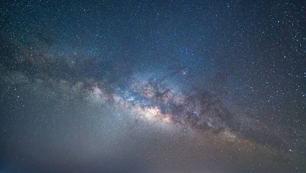 夜には青空に輝く星々とミルキーな道を閉じます 自然の宇宙空間の風景の背景 太陽系を含む銀河です — ストック写真