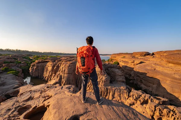 Turista Ember Hátizsákos Utazott Sam Phan Bok Ubon Ratchathani Thaiföld — Stock Fotó