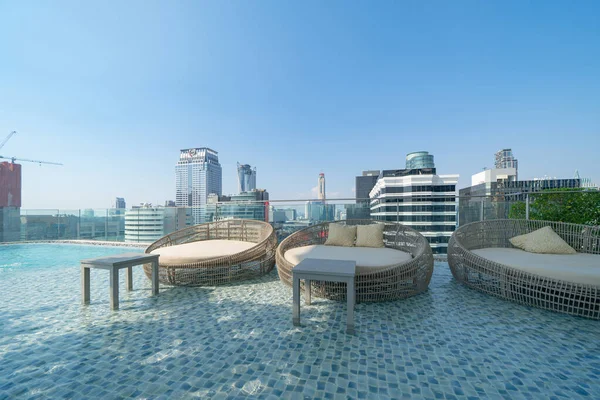 Солнечный Лофт Диван Стул Бассейна Крышей Здания Отеля Центре Бангкока — стоковое фото