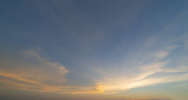 夕阳西下摘要自然背景 黄昏时分 色彩斑斓的蓝色带橙色云彩 — 图库照片