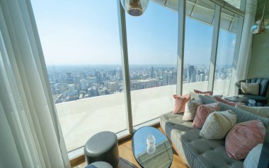 Modern otel lobisinin içinde, giriş ve resepsiyon, şehir manzaralı bekleme alanı, kapalı, kapalı.