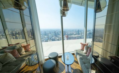 Modern otel lobisinin içinde, giriş ve resepsiyon, şehir manzaralı bekleme alanı, kapalı, kapalı.