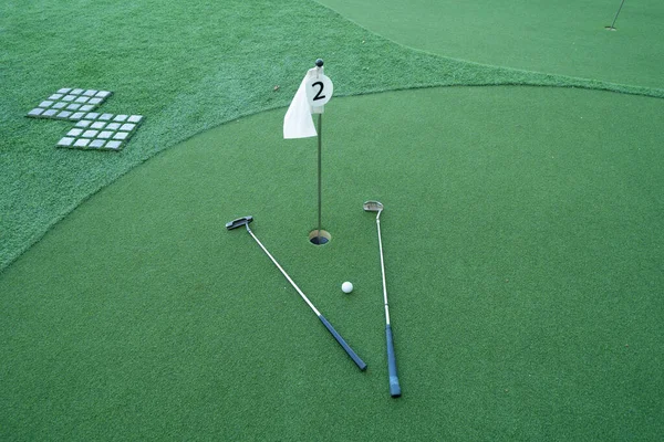 Verhogende Swing Golfbal Blauw Groene Simulatie Golfbaan Het Dak Ontwerp — Stockfoto