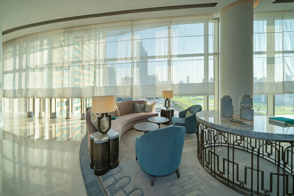 Внутри современного вестибюля, входа и приема, зона ожидания с видом на город на открытом воздухе, в помещении.