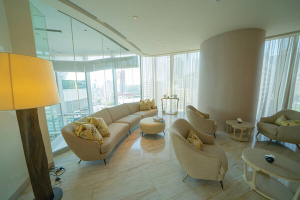 Внутри современного вестибюля, входа и приема, зона ожидания с видом на город на открытом воздухе, в помещении.