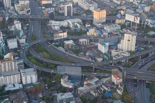 从空中观看汽车在公路或高速公路上行驶的景象 桥路立交桥在连接网中的建筑理念 顶部视图 泰国曼谷 — 图库照片
