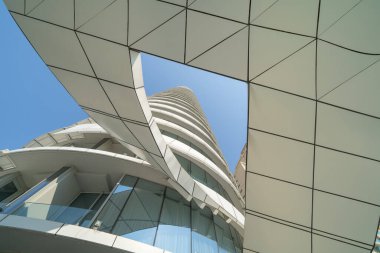 Modern beyaz bina yapı tasarımının bir parçası. Soyut arşiv arkaplanı. Çelik dış cephe.