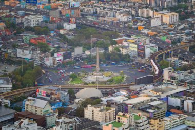 Meşgul caddedeki Zafer Anıtı 'nın hava manzarası. Bangkok şehir merkezindeki Skyline kavşağında. Tayland. Akıllı şehir merkezindeki finans merkezi. Gün batımında gökdelenler.