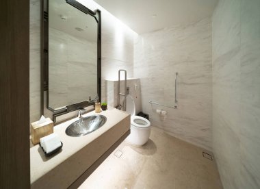 Engelliler için umumi tuvaleti. Erkekler tuvaletinin kapıları restoranda ya da otelde ya da alışveriş merkezinde, boş iç dekorasyon tasarımı