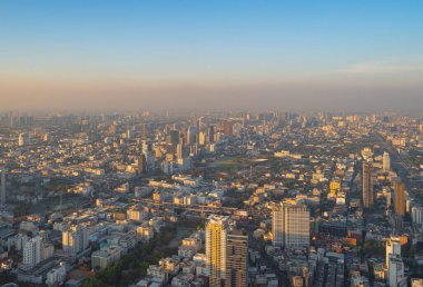 Tayland 'ın başkenti Skyline' ın havadan görüntüsü. Finansal bölge ve Asya 'nın akıllı kentsel kentindeki iş merkezleri. Gün batımında gökdelen ve yüksek binalar.