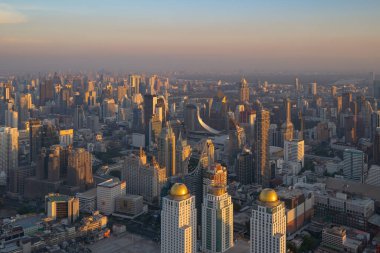 Tayland 'ın başkenti Skyline' ın havadan görüntüsü. Finansal bölge ve Asya 'nın akıllı kentsel kentindeki iş merkezleri. Gün batımında gökdelen ve yüksek binalar.