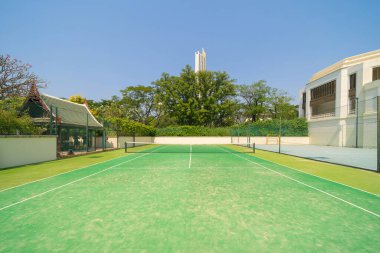 Ağ, spor ve eğlence sahası olan boş tenis kortu açık hava ulusal stadyumunda. Yeşil arena. İnsan yaşam tarzı.