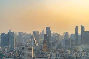 Tayland 'ın başkenti Skyline' ın havadan görüntüsü. Finansal bölge ve Asya 'nın akıllı kentsel kentindeki iş merkezleri. Gün batımında gökdelen ve yüksek binalar.