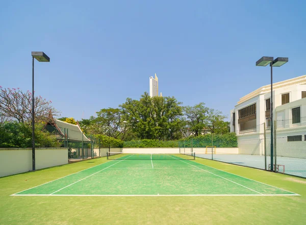 屋外国立競技場のネット スポーツやレクリエーション活動のフィールドグランドを持つ空のテニスコート 緑のアリーナ 人々の暮らし — ストック写真