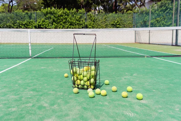Kosz Piłek Tenisowych Korcie Tenisowym Boisku Sportowo Rekreacyjnym Świeżym Powietrzu — Zdjęcie stockowe