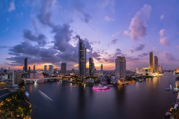 Vista Aérea Horizonte Cidade Bangkok Pelo Rio Chao Phraya Tailândia — Fotografia de Stock